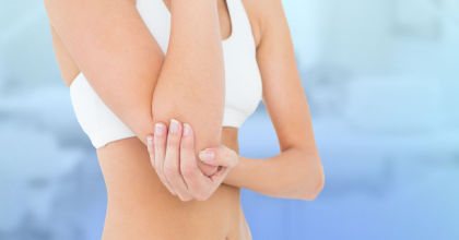 К чему стукаться локтем